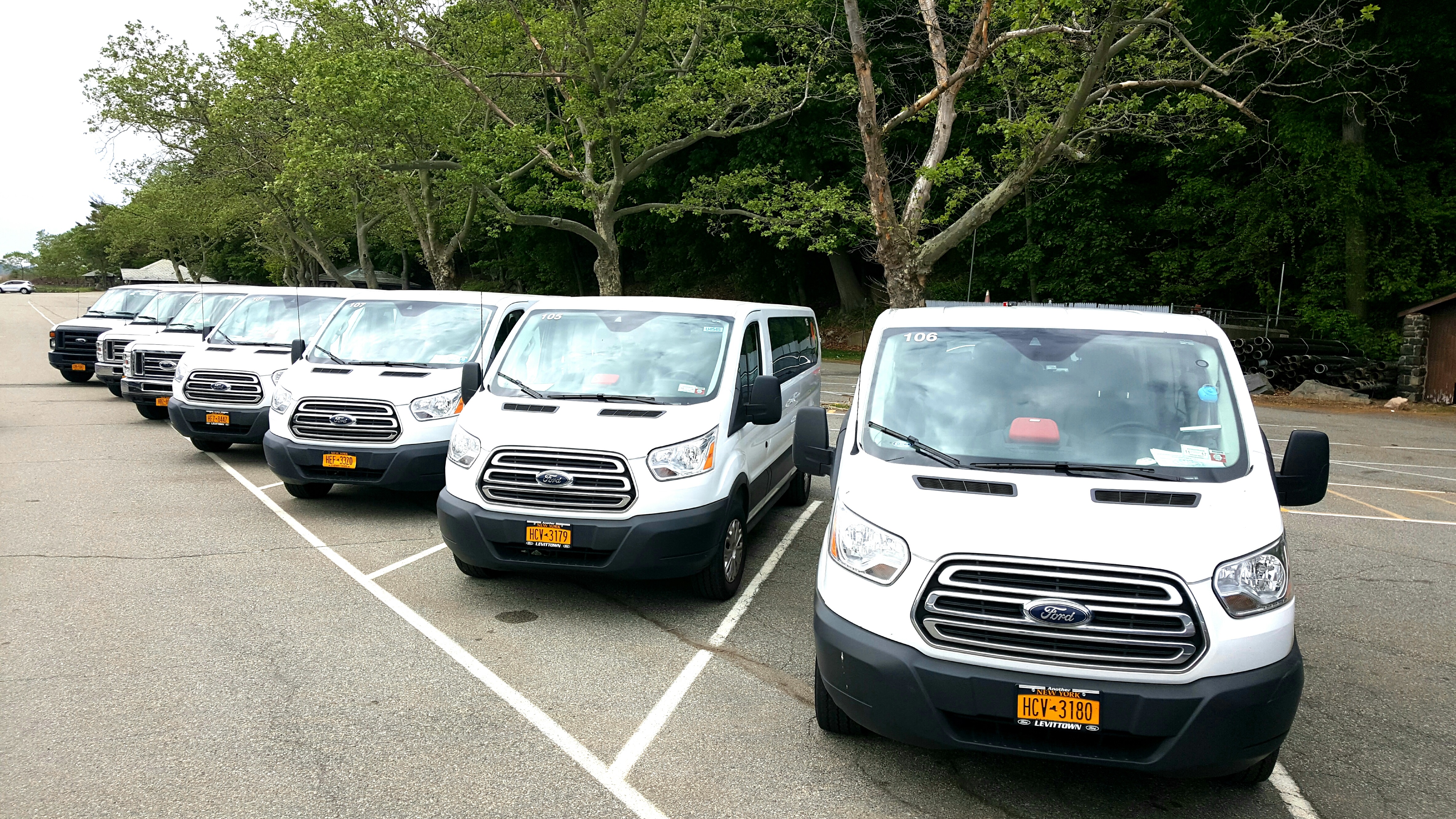 차량 앞에서 사진